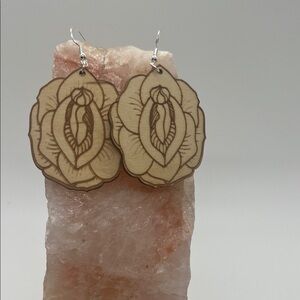 Elegant Floral Earrings in Cream and Brown